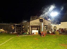 Nachlöscharbeiten an der abgebrannten Garage. Nachlöscharbeiten an der abgebrannten Garage.