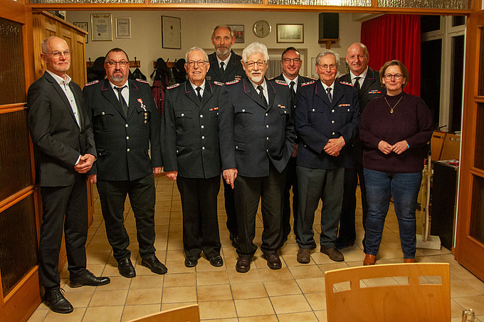 Die Geehrten der Feuerwehr Kappeln-Kopperby mit Gratulanten Die Geehrten der Feuerwehr Kappeln-Kopperby mit Gratulanten