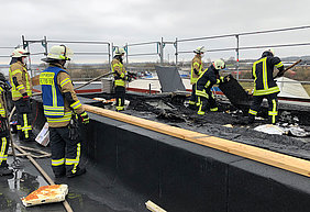 Nachlöscharbeiten auf dem Flachdach Nachlöscharbeiten auf dem Flachdach