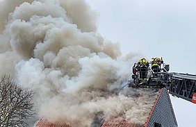 Ein Atemschutztrupp bei der Brandbekämpfung aus dem Drehleiterkorb Ein Atemschutztrupp bei der Brandbekämpfung aus dem Drehleiterkorb