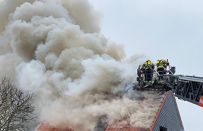 Ein Atemschutztrupp bei der Brandbekämpfung aus dem Drehleiterkorb Ein Atemschutztrupp bei der Brandbekämpfung aus dem Drehleiterkorb