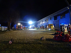 Einsatzkräfte vor dem Gebäude Einsatzkräfte vor dem Gebäude