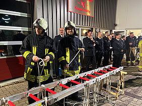 Lehrgangsteilnehmer zeigten den Zuschauern, dass sie alle Feuerwehrknoten beherrschten. Lehrgangsteilnehmer zeigten den Zuschauern, dass sie alle Feuerwehrknoten beherrschten.