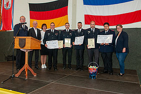 Urkunden und Geschenke für die Jubilare Urkunden und Geschenke für die Jubilare
