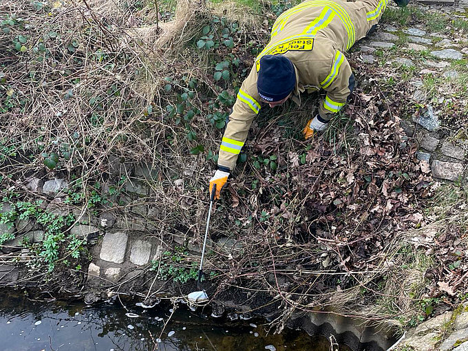 Auch aus Wasserläufen wurde der Unrat entfernt. Auch aus Wasserläufen wurde der Unrat entfernt.