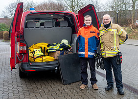 Bjarne und Georg von Torklus mit dem Kappelner Feuerwehr-Material für die ukrainischen Einsatzkräfte. Bjarne und Georg von Torklus mit dem Kappelner Feuerwehr-Material für die ukrainischen Einsatzkräfte.