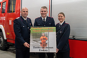 Björn Frye und Susanne Urbschat überreichen Mats Potthast (mittig) ein Bild zur Erinnerung an seine Zeit in der Feuerwehr Kappeln-Innenstadt. Björn Frye und Susanne Urbschat überreichen Mats Potthast (mittig) ein Bild zur Erinnerung an seine Zeit in der Feuerwehr Kappeln-Innenstadt.