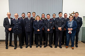 Geehrte, Beförderte und neu aufgenommene Mitglieder der Feuerwehr Olpenitz mit ihren Gratulanten Geehrte, Beförderte und neu aufgenommene Mitglieder der Feuerwehr Olpenitz mit ihren Gratulanten