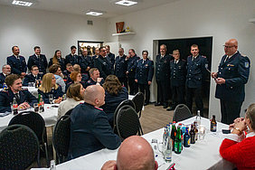 Bei insgesamt 22 geehrten und beförderten Kameradinnen und Kameraden wurde es zeitweise eng im Schulungsraum der Feuerwehr Mehlby. Bei insgesamt 22 geehrten und beförderten Kameradinnen und Kameraden wurde es zeitweise eng im Schulungsraum der Feuerwehr Mehlby.