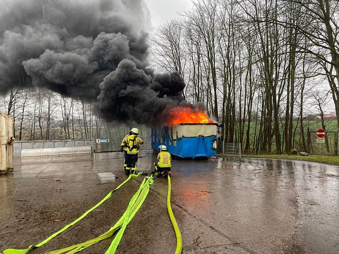 Beim Eintreffen der Feuerwehr stand der Container in Vollbrand Beim Eintreffen der Feuerwehr stand der Container in Vollbrand