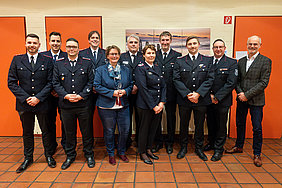 Gewählte und Geehrte der Feuerwehr Kappeln Ellenberg mit ihren Gratulanten Gewählte und Geehrte der Feuerwehr Kappeln Ellenberg mit ihren Gratulanten