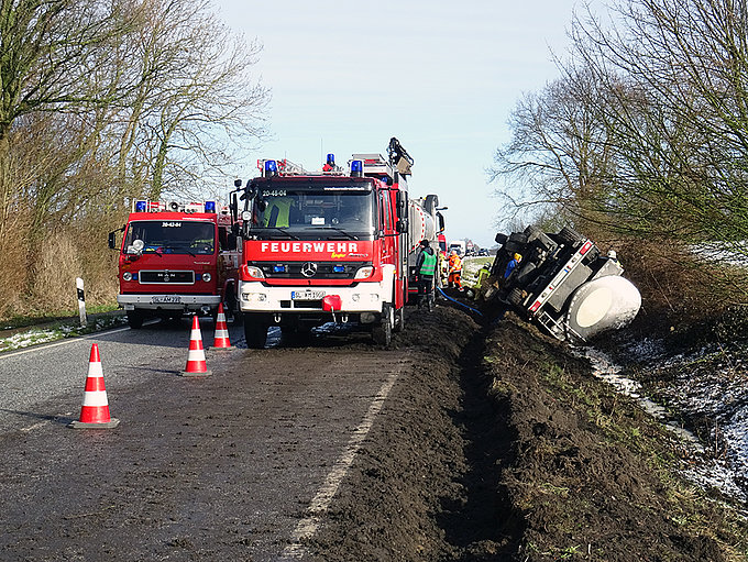 Die Feuerwehr im Einsatz vor der Bergung des verunfallten LKW Die Feuerwehr im Einsatz vor der Bergung des verunfallten LKW