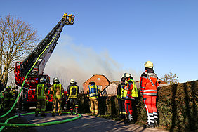Die Drehleiter im Löscheinsatz in Stoltebüll Die Drehleiter im Löscheinsatz in Stoltebüll