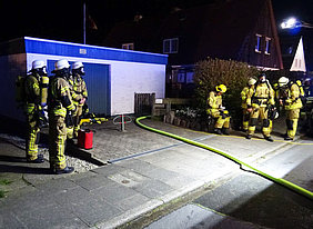 Atemschutzgeräteträger in Vorbereitung auf den Löscheinsatz. Atemschutzgeräteträger in Vorbereitung auf den Löscheinsatz.