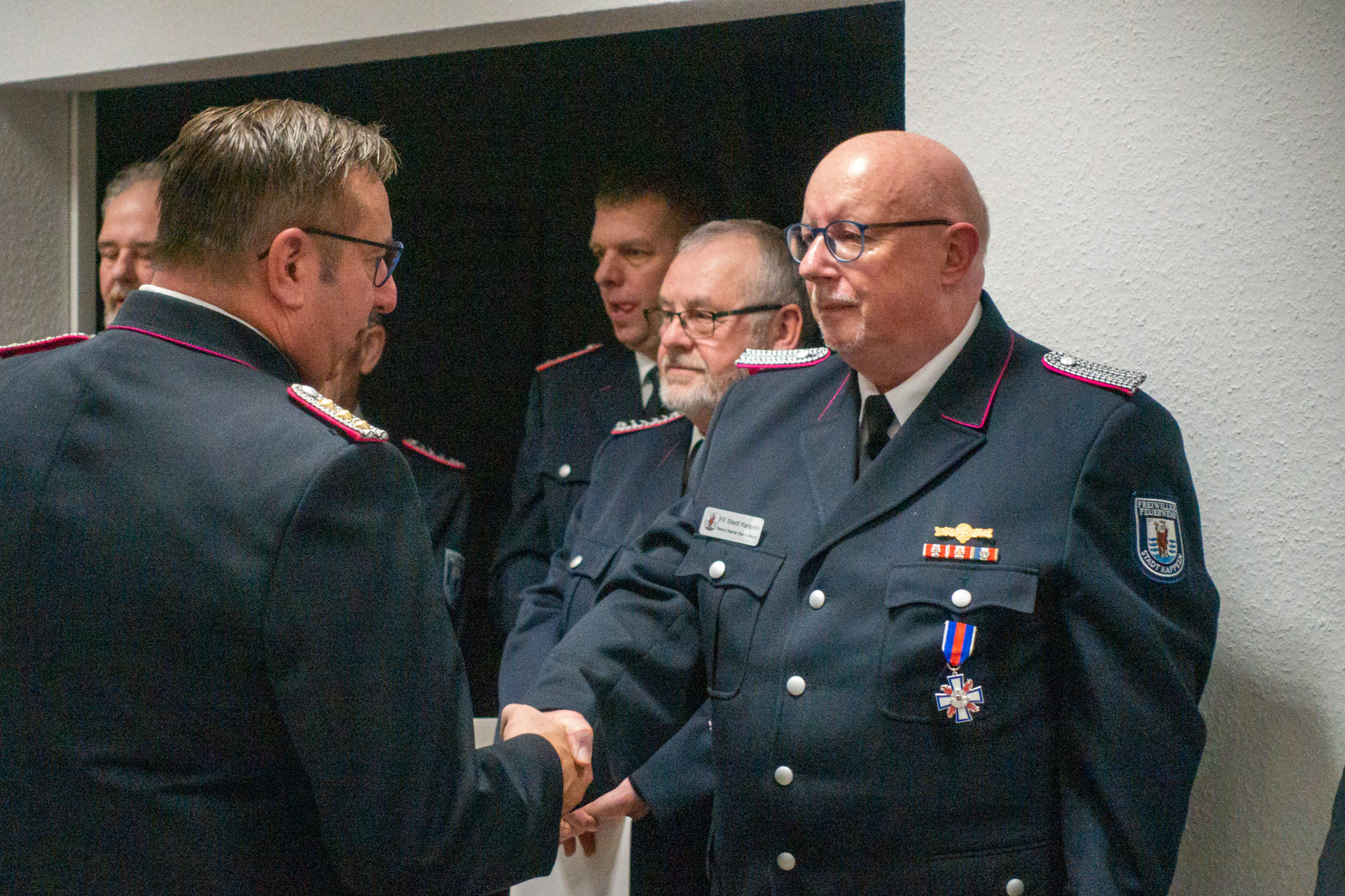 Dirk Schadewaldt spricht Bernd Reiner Bardosseck seinen Dank für die Verdienste um die Jugendarbeit und die Gemeinde- und Ortsfeuerwehr aus. Dirk Schadewaldt spricht Bernd Reiner Bardosseck seinen Dank für die Verdienste um die Jugendarbeit und die Gemeinde- und Ortsfeuerwehr aus.