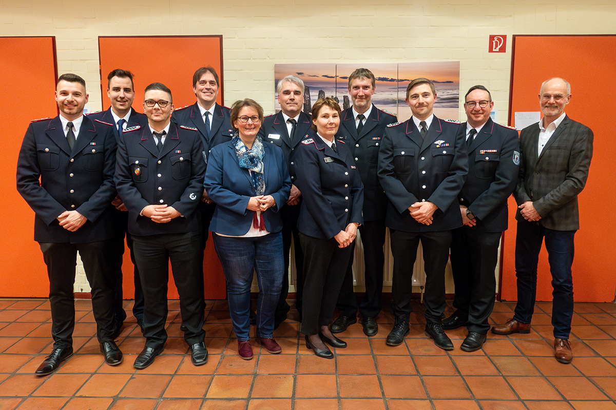 Gewählte und Geehrte der Feuerwehr Kappeln Ellenberg mit ihren Gratulanten Gewählte und Geehrte der Feuerwehr Kappeln Ellenberg mit ihren Gratulanten