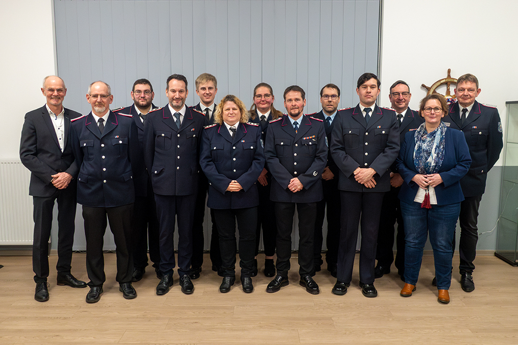 Geehrte, Beförderte und neu aufgenommene Mitglieder der Feuerwehr Olpenitz mit ihren Gratulanten Geehrte, Beförderte und neu aufgenommene Mitglieder der Feuerwehr Olpenitz mit ihren Gratulanten