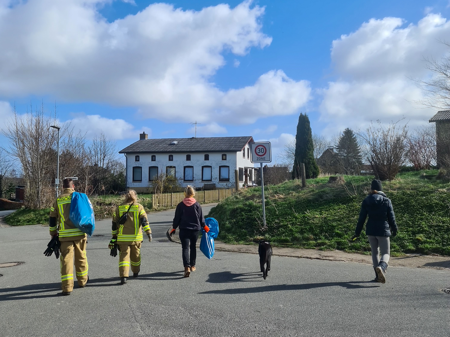 Feuerwehrleute und Nachbarn sammelten 112 Kilogramm Müll...