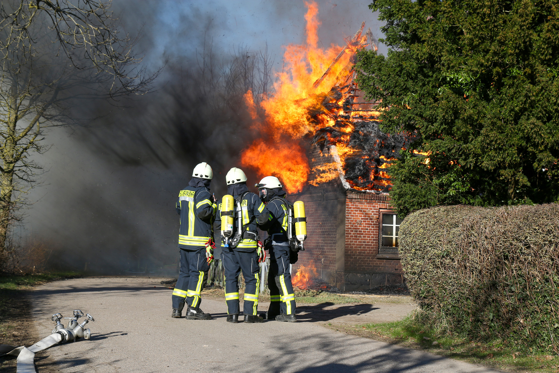 Bereits bei Eintreffen der Feuerwehren stand das Gebäude in Vollbrand.