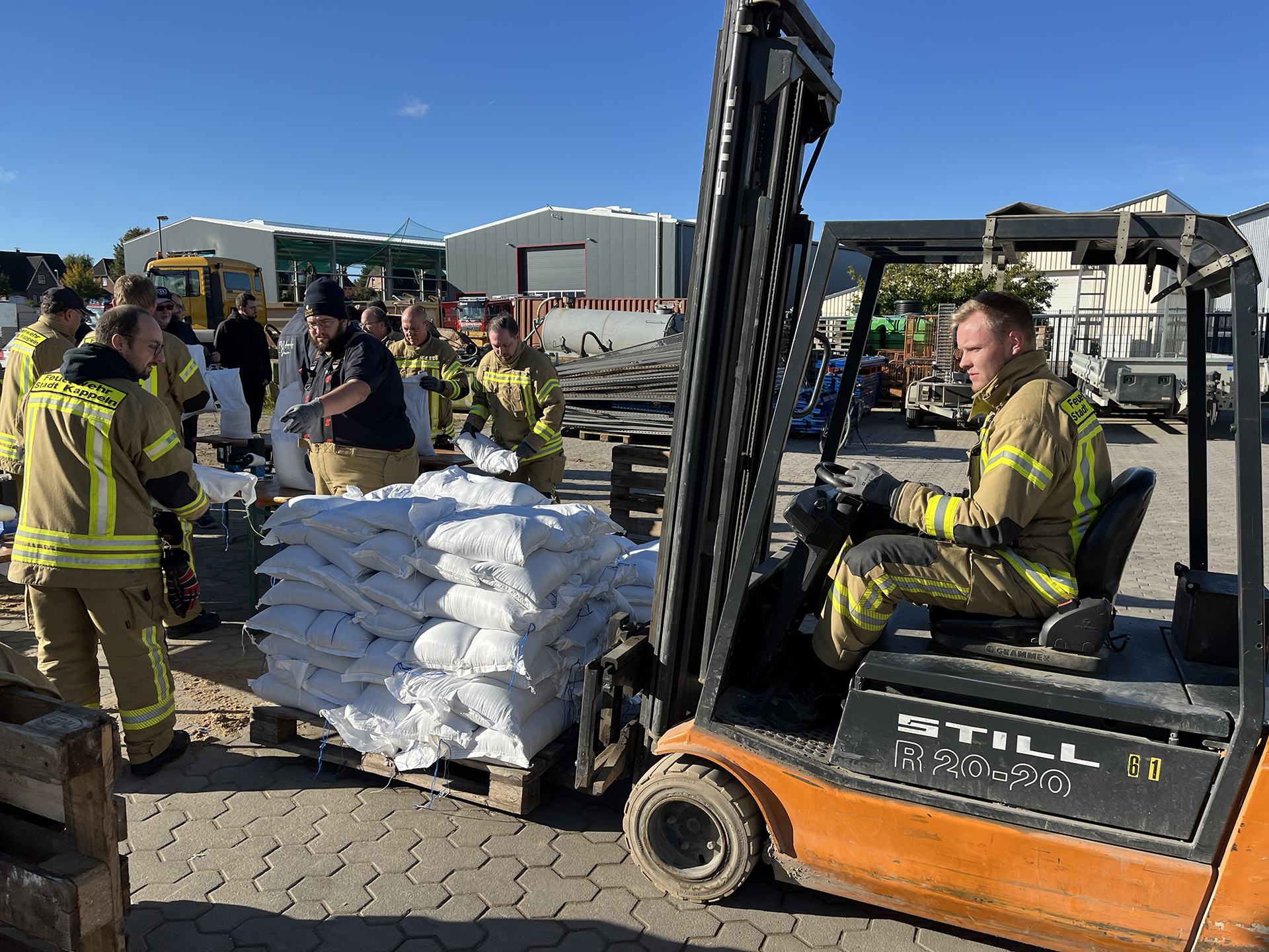 Durchdachte Logistik: Bis zu 40 Paletten Sandsäcke sollen in einer Stunde gepackt werden können Durchdachte Logistik: Bis zu 40 Paletten Sandsäcke sollen in einer Stunde gepackt werden können