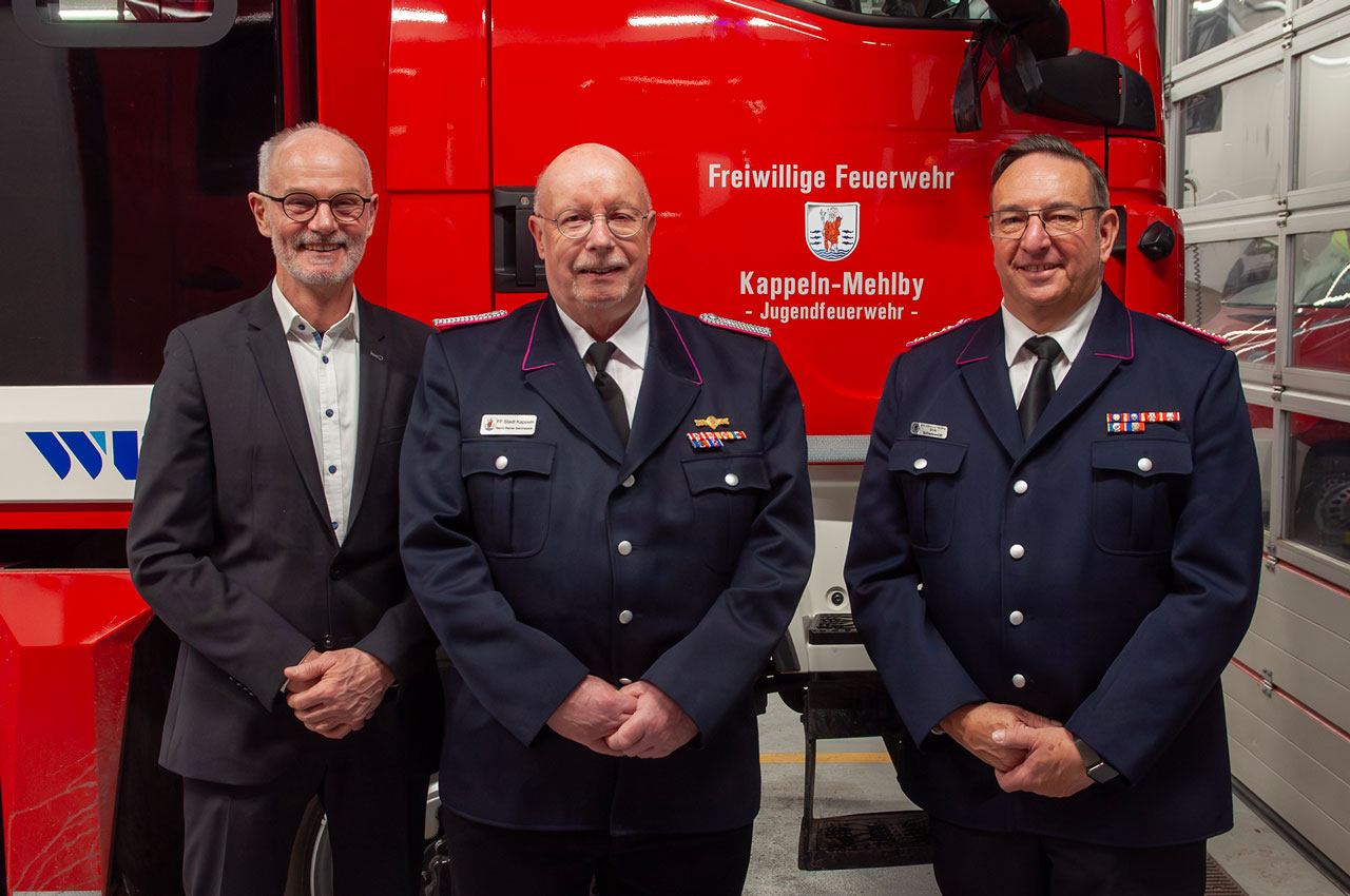 Bernd Reiner Bardosseck (m.) wechselt nach 52 Jahren Feuerwehrdienst in die Ehrenabteilung.
